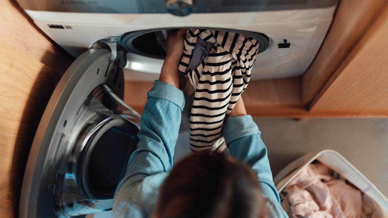 आजच्या धकाधकीच्या जीवनात वॉशिंग मशीनमुळे कपडे धुण्याचे कष्ट कमी झाले आहेत. आपण अनेकदा आपले सर्वच कपडे मशीनमध्ये धुण्यासाठी टाकतो. पण तुम्हाला माहितीये का, वॉशिंग मशीनमध्ये सर्व प्रकारचे कपडे धुणे सुरक्षित नसते.