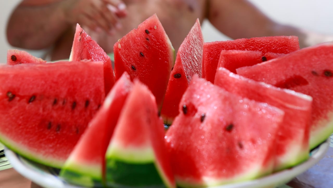 जर कलिंगड खाल्ल्यानंतर उलट्या, जुलाब, पोटात तीव्र कळा येणे किंवा चक्कर येणे अशी लक्षणे दिसली, तर घरगुती उपाय न करता तातडीने जवळच्या रुग्णालयात धाव घ्यावी.