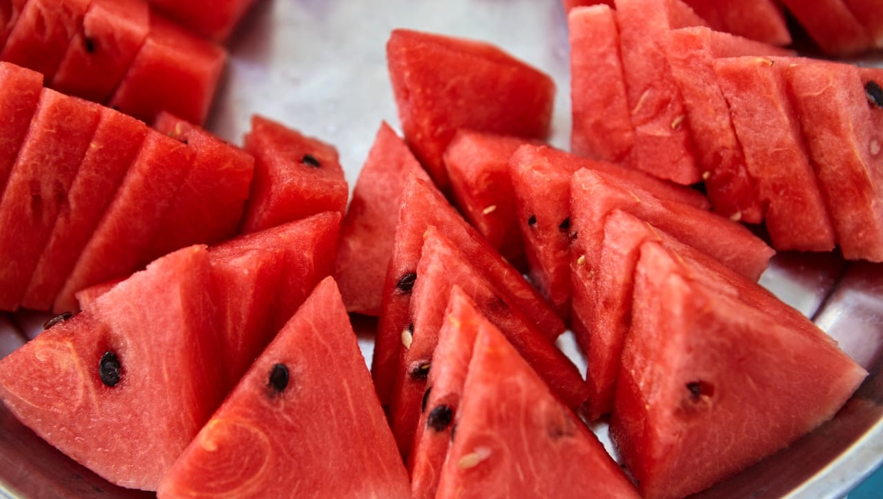 ज्यांना वारंवार गॅस, अपचन किंवा इरिटेबल बोवेल सिंड्रोम (IBS) चा त्रास आहे, त्यांनी कलिंगड मर्यादित प्रमाणातच खावे. कलिंगडाचा ग्लायसेमिक इंडेक्स (GI) जास्त असतो. त्यामुळे रक्तातील साखर अचानक वाढू शकते. मधुमेहींनी डॉक्टरांच्या सल्ल्यानेच याचे सेवन करावे.