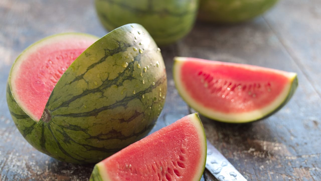 रात्रीच्या वेळी आपली पचनसंस्था मंदावलेली असते. कलिंगडात नैसर्गिक साखर आणि पाण्याचे प्रमाण अधिक असल्याने रात्री ते पचण्यास जड जाऊ शकते. ज्यामुळे पोटदुखी किंवा अपचनाचा त्रास होऊ शकतो.