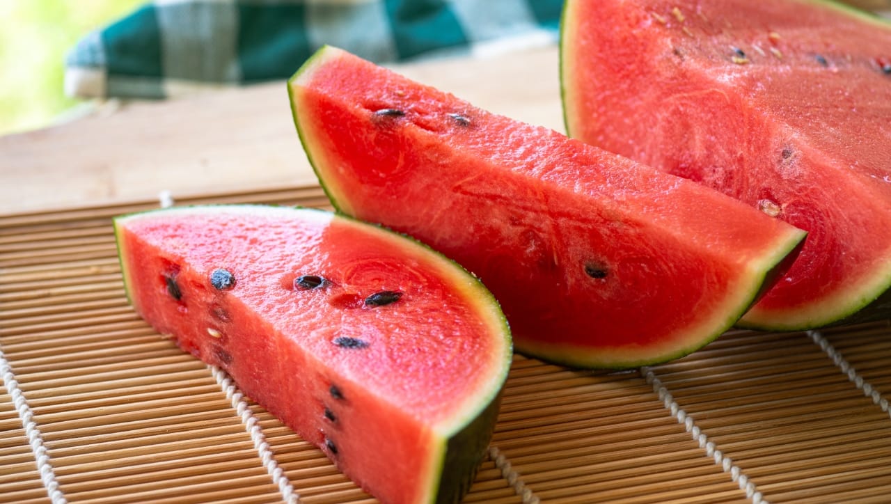 तज्ज्ञांच्या मते, कलिंगडामध्ये पाण्याचे प्रमाण जास्त असते, परंतु चुकीच्या पद्धतीने किंवा चुकीच्या वेळी त्याचे सेवन केल्यास फूड पॉइजनिंग होऊ शकते. त्यामुळे शक्यतो रात्रीच्या वेळी कलिंगड खाणे टाळा.