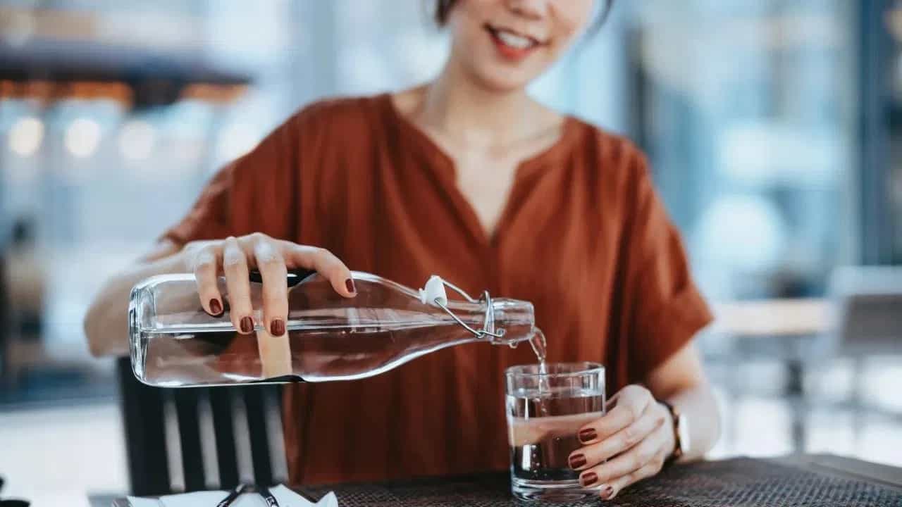 सकाळी रिकाम्या पोटी हे पाणी प्या आणि शरीरास होणारे आश्चर्यकारक फायदे पाहा...