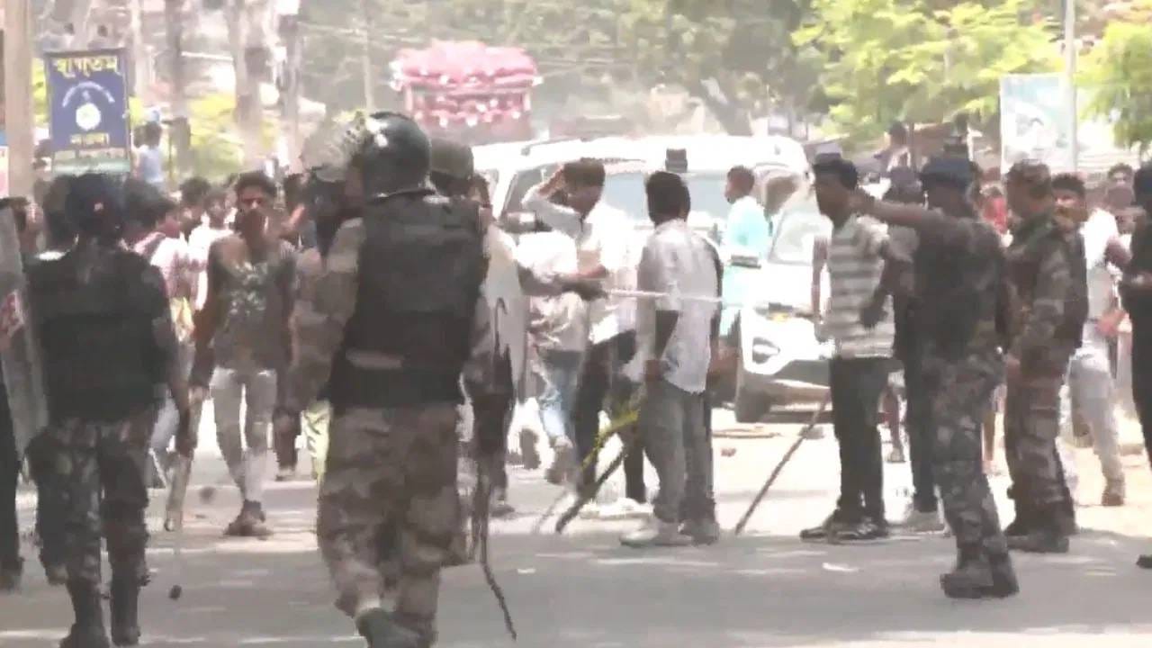 West Bengal Assembly Election 2026 : हुमायूं कबीरच्या कारवर हल्ला, भाजप उमेदवाराला पळवून-पळवून मारलं, रक्तरंजित संघर्ष