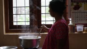 साडी का नेसली नाहीस, गाऊन का घातला ? संतापलेल्या पतीने पत्नीला पेटवलं.