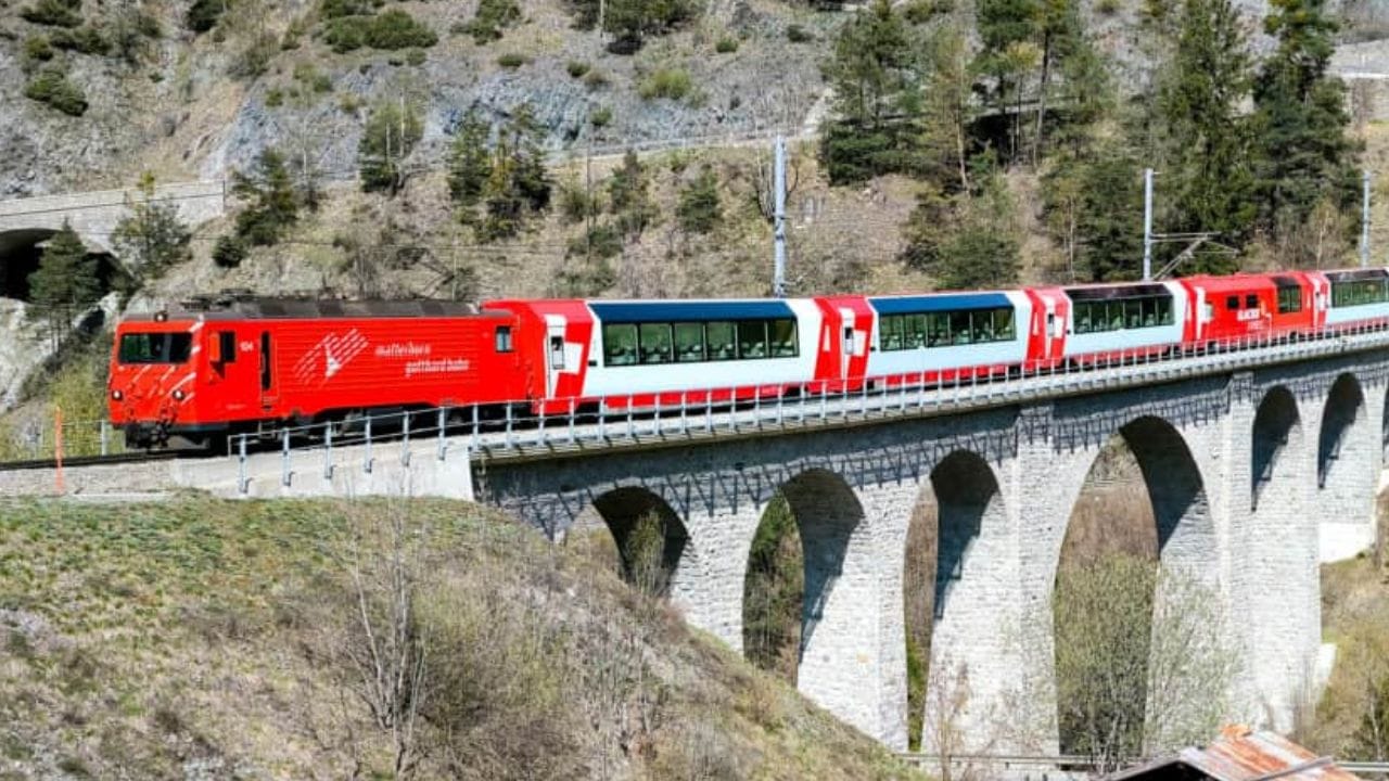 जगातील सर्वात स्लो ट्रेन कोणती? : जगातील सर्वात स्लो ट्रेन म्हणून ग्लेशियर एक्सप्रेसची ओळख आहे. ही ट्रेन स्वित्झर्लंडच्या उंच पर्वतरांगांमध्ये धावते. ती झेरमॅट आणि सेंट मॉरिट्झ या स्थानकांना जोडते.