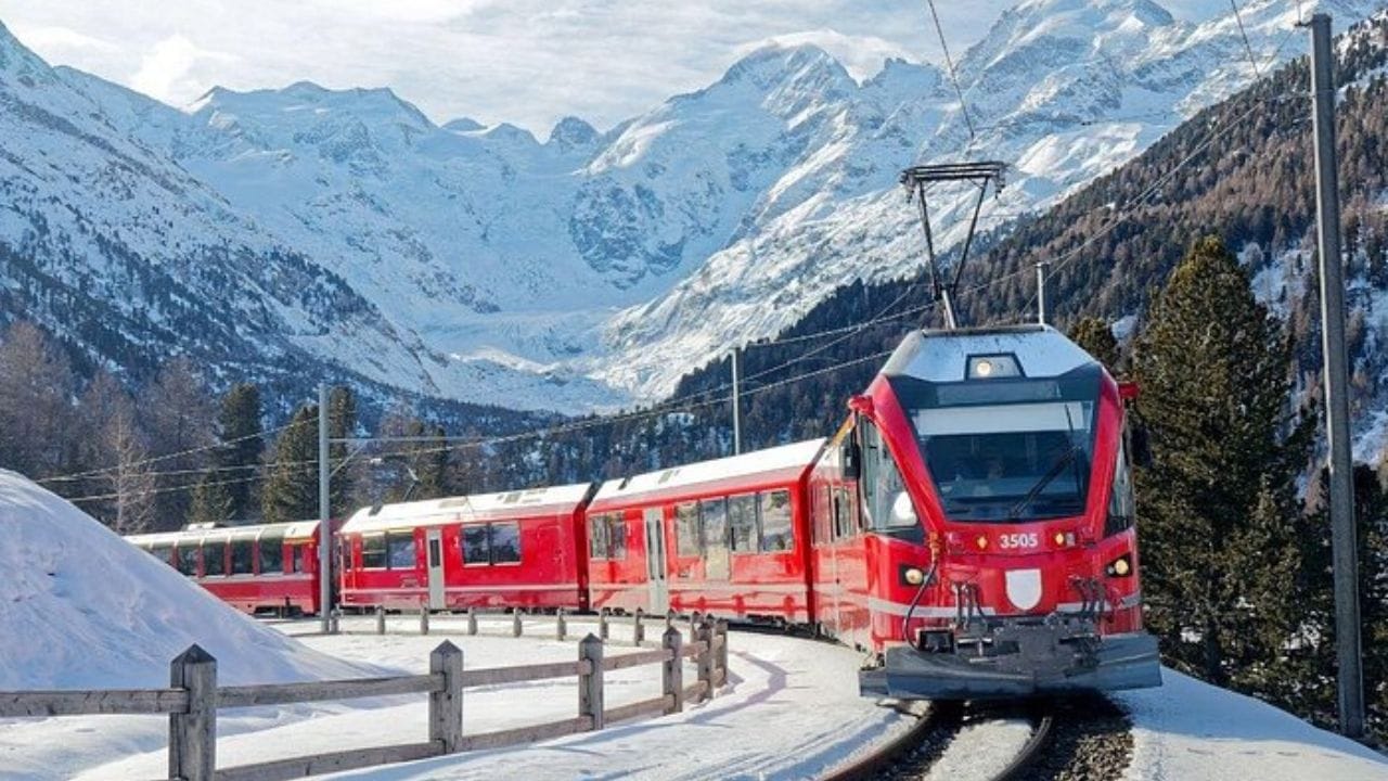 सुरुवात कधी झाली? : या ट्रेनची सेवा प्रथम 1930 मध्ये सुरू करण्यात आली होती. सुरुवातीला प्रवाशांची संख्या कमी होती, मात्र नंतर तिची लोकप्रियता वाढत गेली.