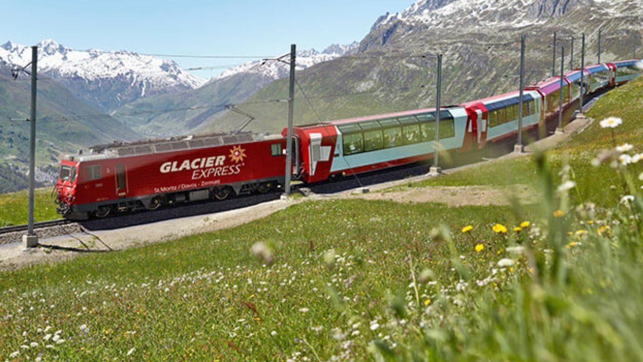 प्रवासात काय खास? : ग्लेशियर एक्सप्रेस आपल्या प्रवासादरम्यान सुमारे 300 पूल आणि 90 हून अधिक बोगदे पार करते, ज्यामुळे हा प्रवास अत्यंत रोमांचक आणि निसर्गरम्य ठरतो.