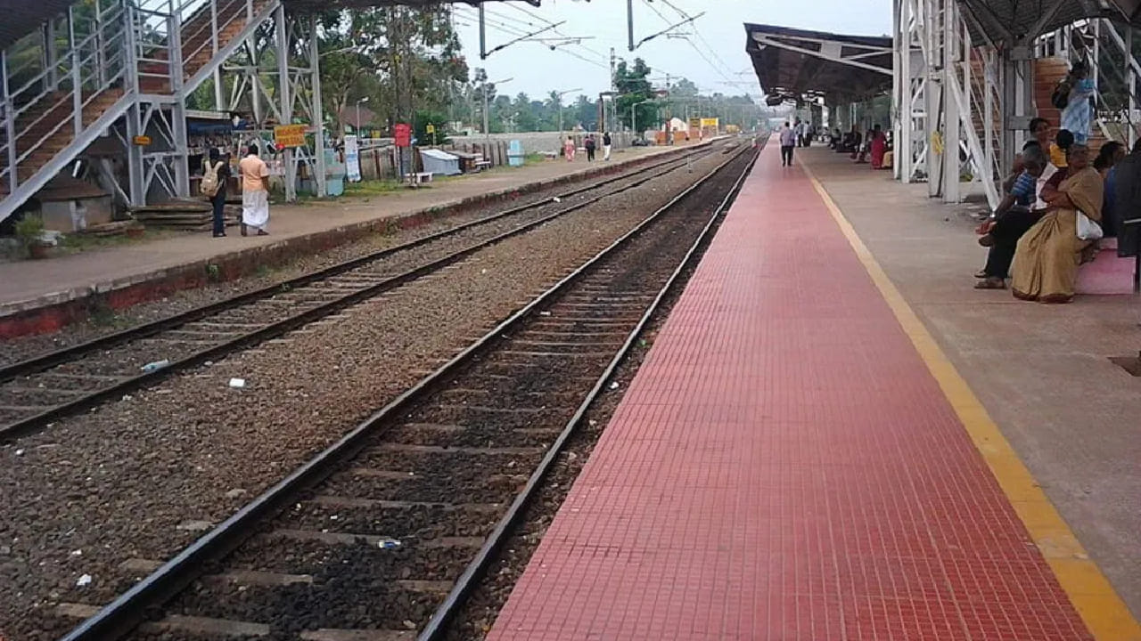 विशेष म्हणजे, काही ठिकाणी या लाईनवर उठावदार टेक्स्चर्ड पृष्ठभाग असतो, ज्यामुळे अंध किंवा कमी दृष्टी असलेल्या व्यक्तींना प्लॅटफॉर्मवर सुरक्षितपणे चालता यावे आणि योग्य दिशा मिळावी हा यामागचा मुख्य उद्देश आहे.