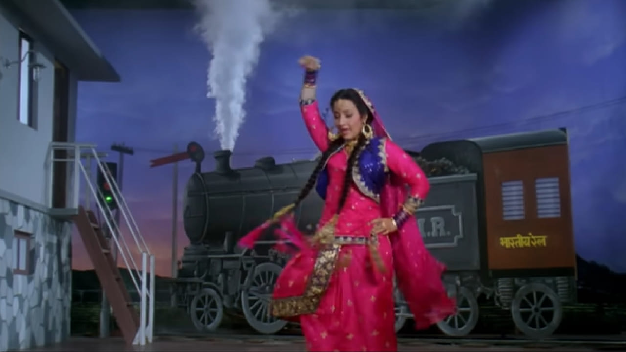 90च्या दशकातील हे गाणं बोल्ड आणि चर्चेचा विषय ठरलं होतं. कारण ते सुहागरातच्या सीनवर चित्रित करण्यात आलं होतं. ‘कोठे ऊपर कोठरी...’ या गाण्याला प्रसिद्ध गायिका कविता कृष्णमूर्ती यांनी आवाज दिला होता. या गाण्याच्या लोकप्रियतेमुळे चित्रपट फ्लॉप असूनही ते प्रचंड हिट ठरले.