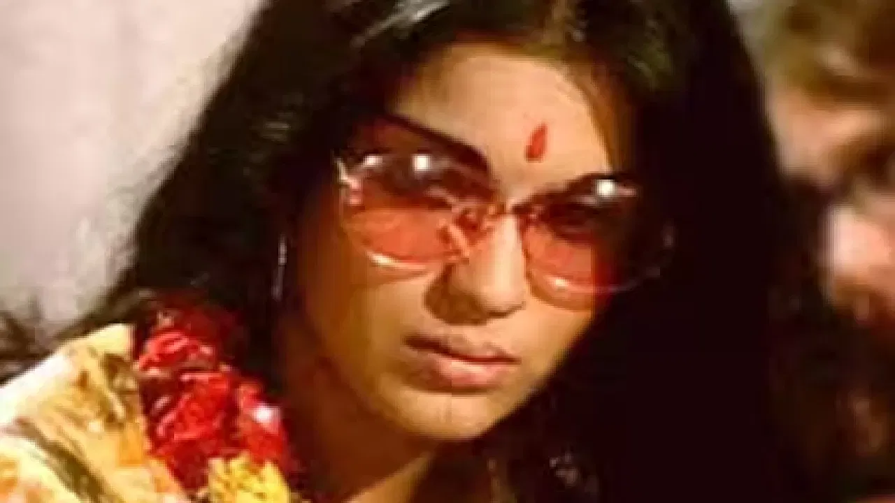 गाण्यात झीनत अमान चिलम-गांजा ओढत, हिप्पी स्टाइलमध्ये डान्स करताना दाखवली होती. त्या काळात हिप्पी कल्चर आणि बंडखोरी दाखवणारं हे गाणं इतकं बोल्ड मानलं गेलं की, त्यावर प्रचंड टीका झाली. आशा भोसले यांच्यावरही जोरदार टीका झाली होती. वाद इतका वाढला की, शेवटी सरकारने या गाण्यावर बंदी घातली.