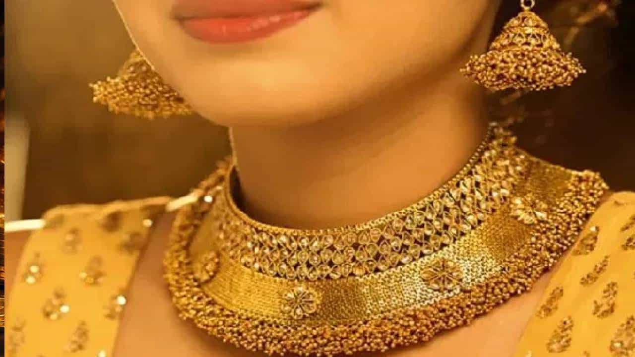 मे महीना म्हणजे सुट्ट्यांचा महीना. याच महिन्यात हमखास लग्नाचे मुहूर्तही बरेच असतात. लग्नसराईच्या सीझनमध्ये अनेक जण सोन्याचांदीचे दागिने घेण्यासाठी ज्वेलरकडे धाव घेतात, पण सध्या सोन्याच्या आणि चांदीचया भावांनीही एवढी मोठी झेप घेतली आहे की थोडंथोडकंही सोनं, चांदी घेतानाही घाम फुटतो. त्यातच आता आजचे सोन्याचे दर आणि चांदीचे रेटही समोर आले आहेत.