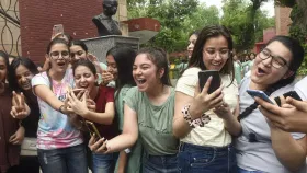 बारावीचा निकाल मोबाईलवर पाहायचा? या नंबरवर SMS करा आणि लगेच पाहा निकाल