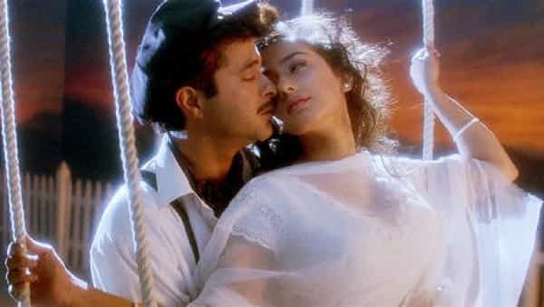 31 वर्षांपूर्वी प्रदर्शित झालेल्या 1942: A Love Story या चित्रपटातील गाणी आजही रसिकांच्या मनावर अधिराज्य गाजवत आहेत. विशेषतः 'कुछ ना कहो' आणि 'प्यार हुआ चुपके से' ही गाणी आजही सदाबहार मानली जातात.