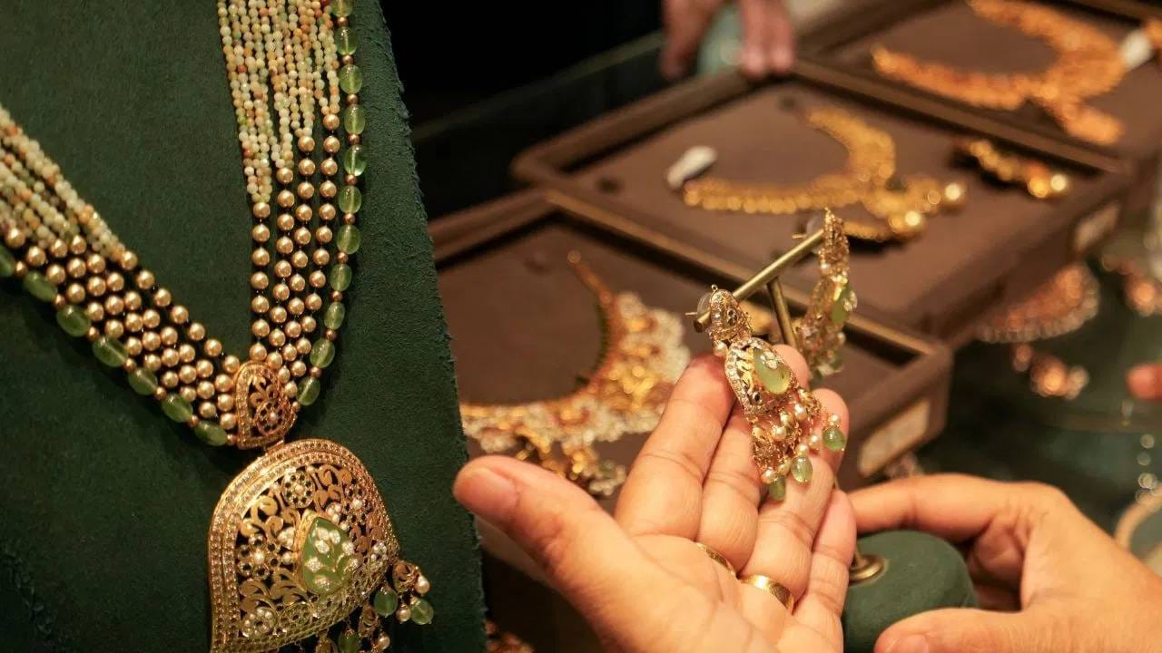 Gold Rate Today :  सोन्यामुळे पुन्हा दणाणलं धाबं,सराफा बाजारात मोठा उलटफेर; आता 10 ग्रॅमसाठी..