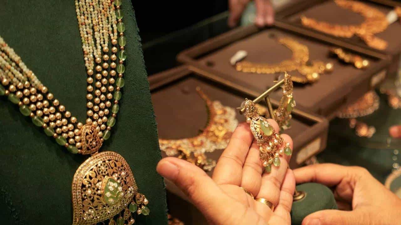 Gold Rate Today : सोन्यामुळे पुन्हा दणाणलं धाबं,सराफा बाजारात मोठा उलटफेर; आता 10 ग्रॅमसाठी..