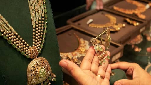 Gold Rate Today :  सोन्यामुळे पुन्हा दणाणलं धाबं,सराफा बाजारात मोठा उलटफेर; आता 10 ग्रॅमसाठी..