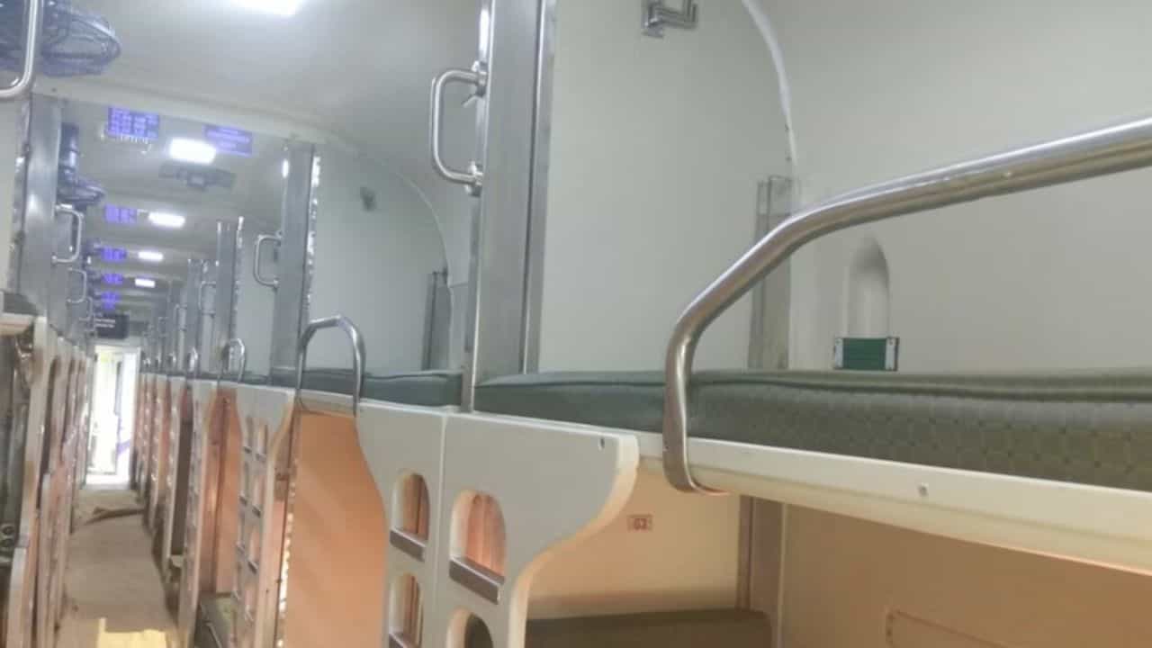 टॉयलेटच्या दारात तो माझ्या मागे.., ट्रेनमध्ये परदेशी महिलेला धक्कादायक अनुभव Video