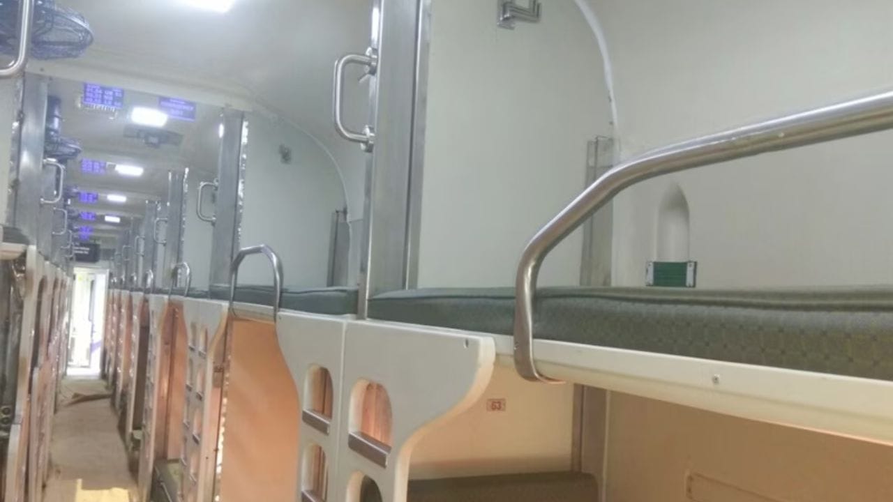 'टॉयलेटच्या दारात तो माझ्या मागे..,' ट्रेनमध्ये परदेशी महिलेला धक्कादायक अनुभव Video 'टॉयलेटच्या दारात तो माझ्या मागे..,' ट्रेनमध्ये परदेशी महिलेला धक्कादायक अनुभव Video