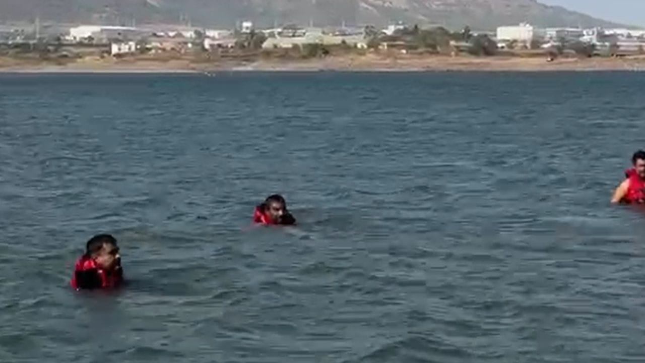 पाण्याच्या बाहेर काढण्यात आलेल्या तिघांना  तळेगाव दाभाडे येथील जनरल हॉस्पिटलमध्ये उपचारासाठी दाखल करण्यात आलं आहे. अजय गारुडे, अनिकेत पवार आणि संतोष एडके अशी मृतांची नावं आहेत.  