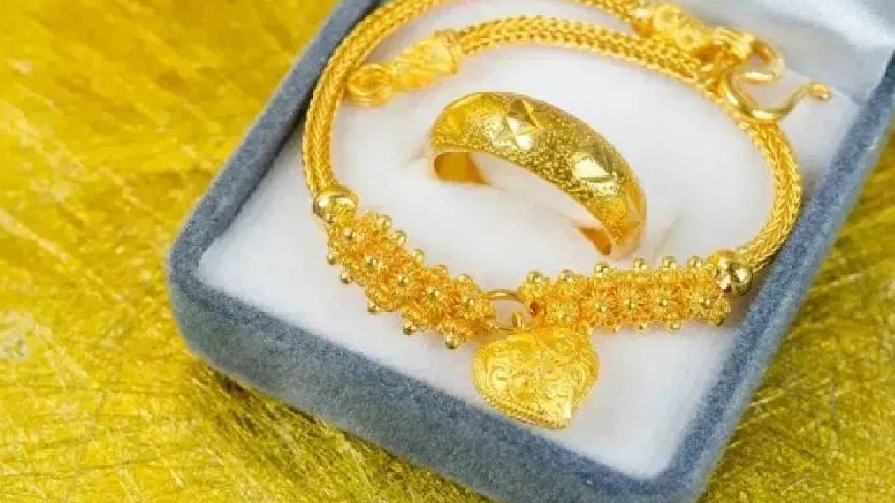 गुरुवारी  सराफ बाजार उघडल्यावर 24  कॅरेट सोन्याचे दर प्रति तोळ्यामागे 330 रुपयांनी वाढून 1 लाख 52 हजार, 460 रुपये झाले. तर 22 कॅरेट सोन्याचे 10 ग्रॅमचे, 1तोळ्याचे दर 300 रुपयांनी वाढले असून किंत आता 1 लाख 39 हजार, 750 रुपये झालीये. 18 कॅरेटचं सोनंही महागलं असून त्याचे दर 200 रुपयांनी वाढून 1 लाख 14 हजार 340 रुपये इतके आहेत. 