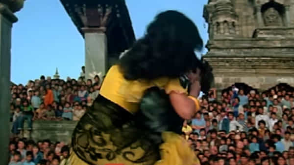 बॉलिवूडमध्ये 70 ते 90 च्या दशकात अनेक सुपरहिट गाणी प्रेक्षकांच्या भेटीला आली. त्या काळातील गाण्यांची जादू आजही कायम असून जुनी गाणी ऐकण्यासाठी आजची तरुण पिढीही तितकीच उत्सुक असते. काही गाणी अशी आहेत की त्यांची धून कानावर पडताच लोक नकळत ती गुणगुणू लागतात.