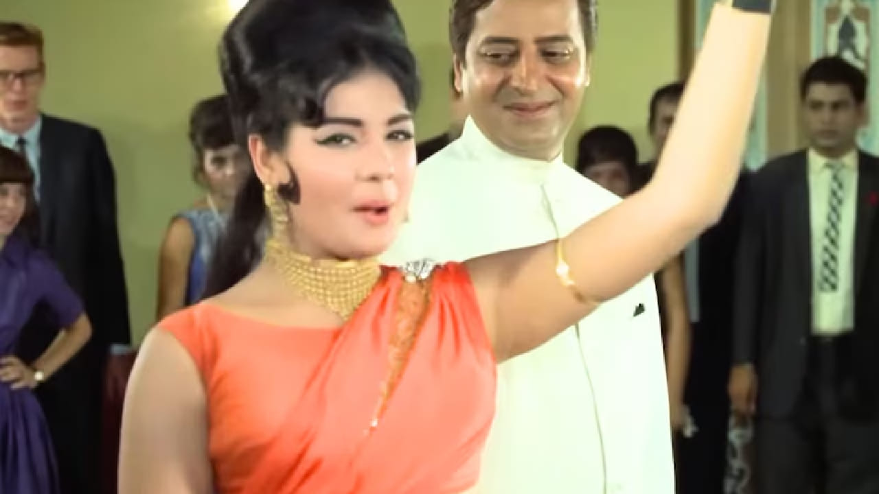 या गाण्याचा प्रवास 1961 मध्ये सुरू झाला. त्या काळात देव आनंद आणि आशा पारेख यांचा ‘जब प्यार किसी से होता है’ हा चित्रपट तयार होत होता. चित्रपटाला प्रसिद्ध संगीतकार जोडी शंकर-जयकिशन संगीत देत होती. गीतकार हसरत जयपुरी यांनी या गाण्याचे बोल लिहिले होते, तर मोहम्मद रफी आणि सुमन कल्याणपूर यांनी ते आपल्या आवाजात रेकॉर्डही केले होते.