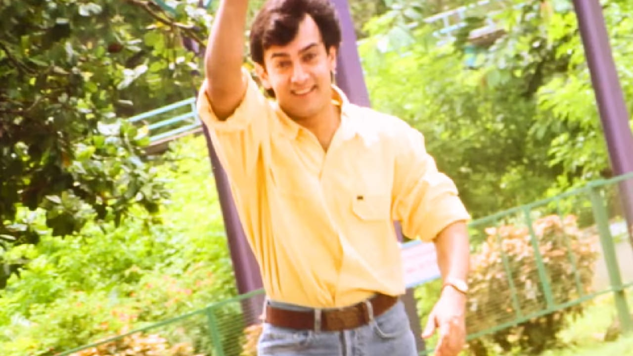 हे गाणे 1999 मध्ये प्रदर्शित झालेल्या 'सरफरोश' या चित्रपटातील आहे. गाण्यात आमिर खान आणि सोनाली बेंद्रे यांची रोमँटिक आणि खट्याळ केमिस्ट्री पाहायला मिळते. गाण्यामध्ये सोनाली बेंद्रे आपल्या प्रेमाची चुलबुल्या अंदाजात कबुली देताना दिसतात तर आमिर खान त्याकडे अनभिज्ञ असल्याचे दाखवतो. 