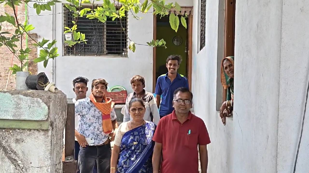अभिजीत यांचं कुटुंब मोठं आहे. त्याचे वडील औरंगाबादला, तर त्यांचे सर्वात छोटे काका हे हिंगोलीत राहतात. तिथेच त्यांची काकू, आजी, असा मोठा परिवार आहे. अभिजीत यांनी केलेल्या कामाचा, त्यांच्या पक्षाचा कुटुंबियांना मोठा अभिमान आहे.