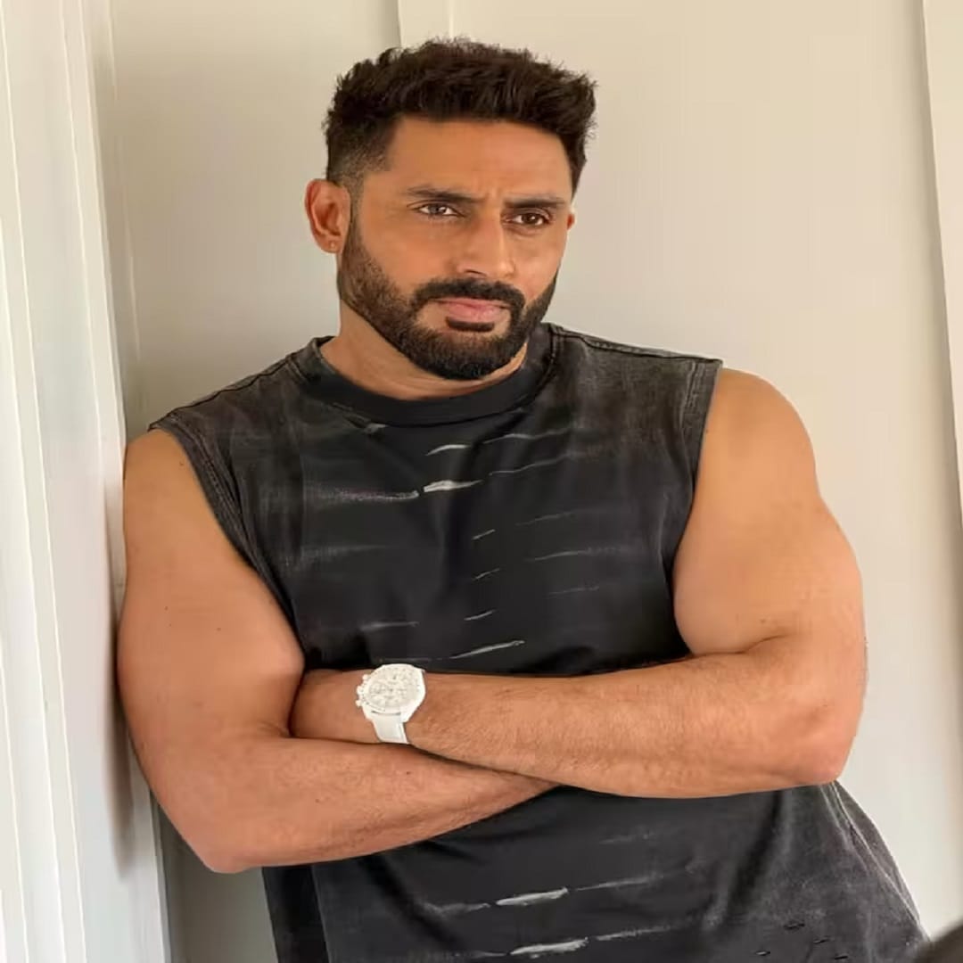  अभिनेता अभिषेक बच्चन याने 'राजा शिवाजी' सिनेमात महत्त्वाची भूमिका साकारली आहे. सिनेमातील त्याच्या भूमिकेचं कौतुक देखील होत आहे.. अभिषेक याची नेटवर्थ 280 कोटी रुपये आहे. तर 'राजा शिवाजी' सिनेमासाठी अभिनेत्याने 6 - 8 कोटी रुपये मानधन घेतलं आहे. 