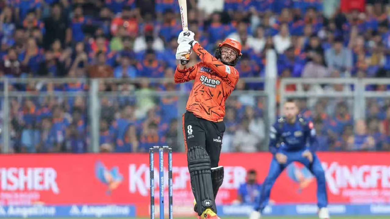 अभिषेक शर्माने आयपीएलच्या इतिहासात सातव्यांदा 250 पेक्षा जास्त स्ट्राईक रेटने अर्धशतक पूर्ण केले. हा पराक्रम करणारा एकमेव खेळाडू आहे. निकोलस पूरनने पाच सामन्यांमध्ये असे केले आहे. वैभव सूर्यवंशी, ट्रेव्हिस हेड आणि कायरोन पोलार्ड यांनी प्रत्येकी चार वेळा हा पराक्रम केला आहे. (Photo: IPL/BCCI)