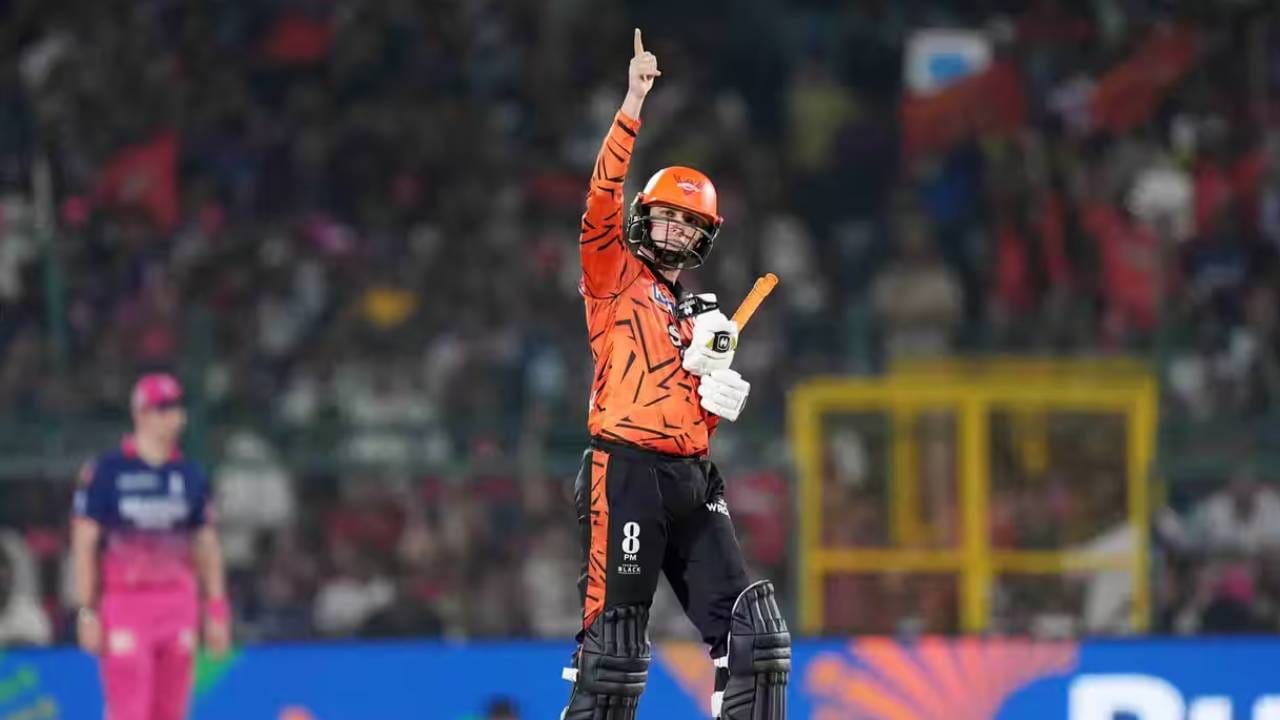 आयपीएल 2026 स्पर्धेत सनरायझर्स हैदराबादचं आव्हान संपुष्टात आलं आहे. एलिमिनेटर फेरीत पराभव होताच स्पर्धेतून गाशा गुंडाळावा लागला आहे. राजस्थान रॉयल्सने विजयासाठी 243 धावांचं आव्हान ठेवलं होतं. पण हैदराबादचा संघ फक्त 196 धावा करू शकला. या पराभवानंतर अभिषेक शर्माच्या कामगिरीवर चाहत्यांनी नाराजी व्यक्त केली आहे. (Photo: IPL/BCCI)