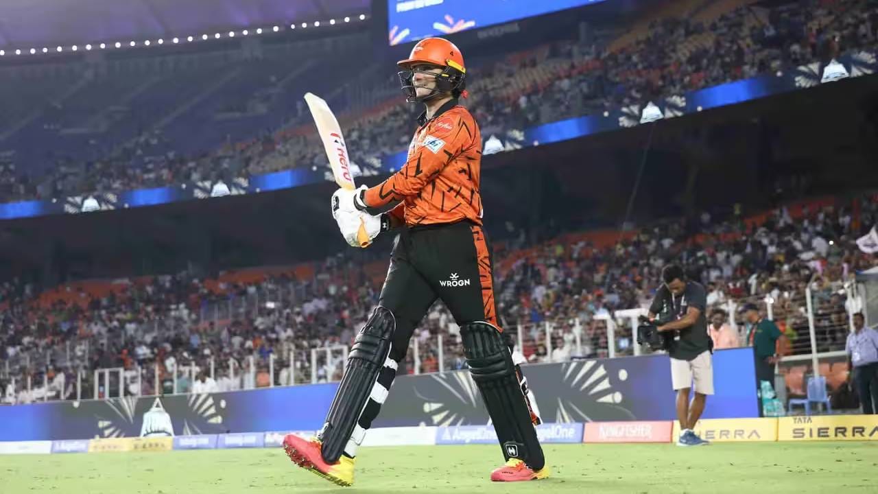 आयपीएलच्या पर्वात सर्वाधिक षटकार मारणाऱ्या फलंदाजांच्या यादीत वैभव सूर्यवंशी आघाडीवर आहे. त्याने 53 षटकार मारले आहेत. तर 43 षटकारांसह अभिषेक शर्मा दुसऱ्या स्थानावर आहे. फिरकीविरूद्ध सर्वाधिक षटकार मारण्याचा विक्रम अभिषेकच्या नावावर आहे. त्याने एकूण 18 षटकार मारले आहेत.  (Photo: IPL/BCCI)