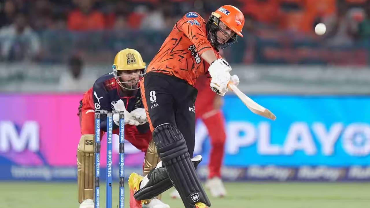 आयपीएलच्या दोन पर्वात 40पेक्षा अधिक षटकार मारणारा अभिषेक शर्मा हा पहिला भारतीय ठरला आहे. त्याने 2024 मध्ये 42 षटकार मारले होते. त्यानंतर आता 2026 मध्ये 43 षटकार मारले आहे. यात आणखी भर पडेल यात काही शंका नाही. आयपीएल तीन पर्वात 40 पेक्षा अधिक षटकार मारण्याचा विक्रम ख्रिस गेलच्या नावावर आहे.  (Photo: IPL/BCCI)