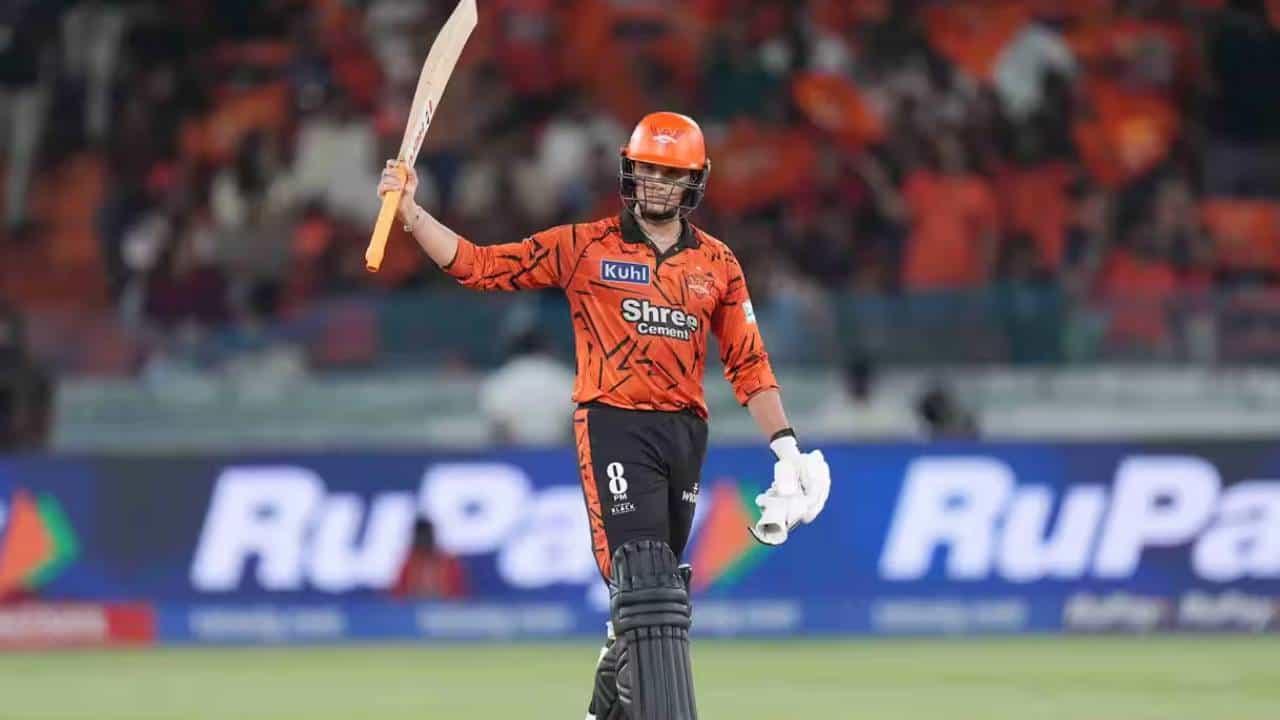 आयपीएल स्पर्धेत अभिषेक शर्मा फलंदाजीला आला की काही ना काही विक्रम मोडणार हे ठरलेलं असतं. आरसीबीविरुद्धच्या सामन्यातही तसंच झालं. त्याने 20 चेंडूत अर्धशतक पूर्ण केलं. तसेच 22 चेंडूत 56 धावा करून बाद झाला. (Photo: IPL/BCCI)