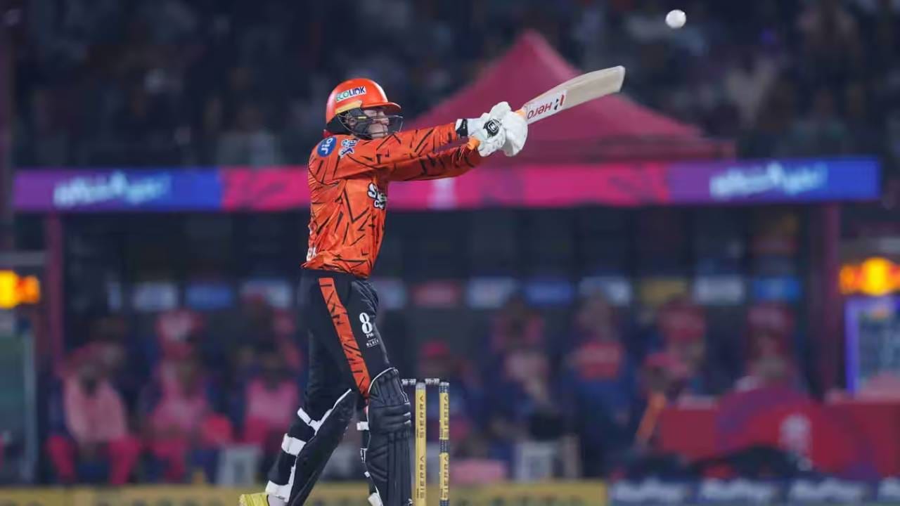 अभिषेक शर्माची प्लेऑफमधील कामगिरी निराशाजनक असल्याचं अधोरेखित झालं आहे. अभिषेकने आतापर्यंत प्लेऑफमध्ये 4 सामने खेळले आणि 17 धावा केल्या. त्याची फलंदाजीची सरासरी 4.25 इतकी आहे. तीनवेळा तर दुहेरी आकडाही गाठू शकला नाही. (Photo: IPL/BCCI)