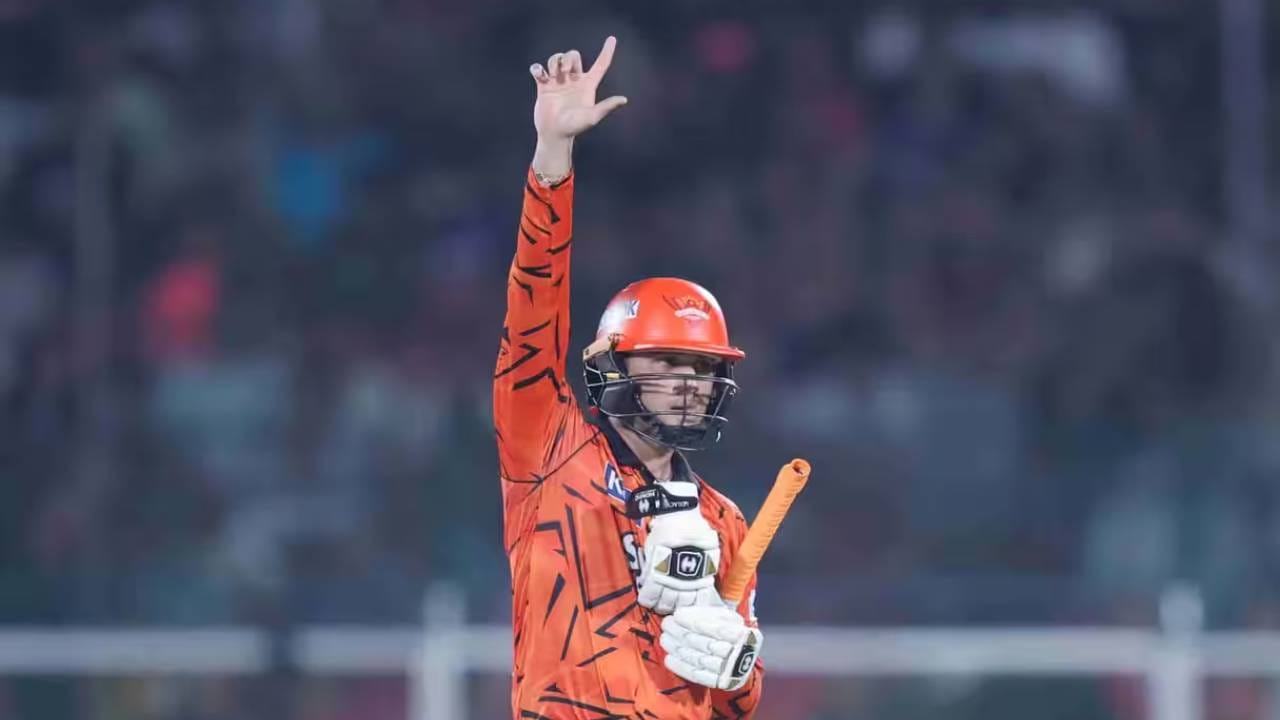 अभिषेक शर्मा राजस्थान रॉयल्सविरुद्धच्या सामन्यात खातंही खोलू शकला नाही. जोफ्रा आर्चरने त्याला दुसऱ्या चेंडूवरच तंबूचा रस्ता दाखवला. अभिषेक शर्मा चौथ्यांदा प्लेऑफमध्ये अपयशी ठरला आहे. त्यामुळे चाहत्यांनी त्याच्यावर टीकास्त्र सोडलं आहे. (Photo: IPL/BCCI)