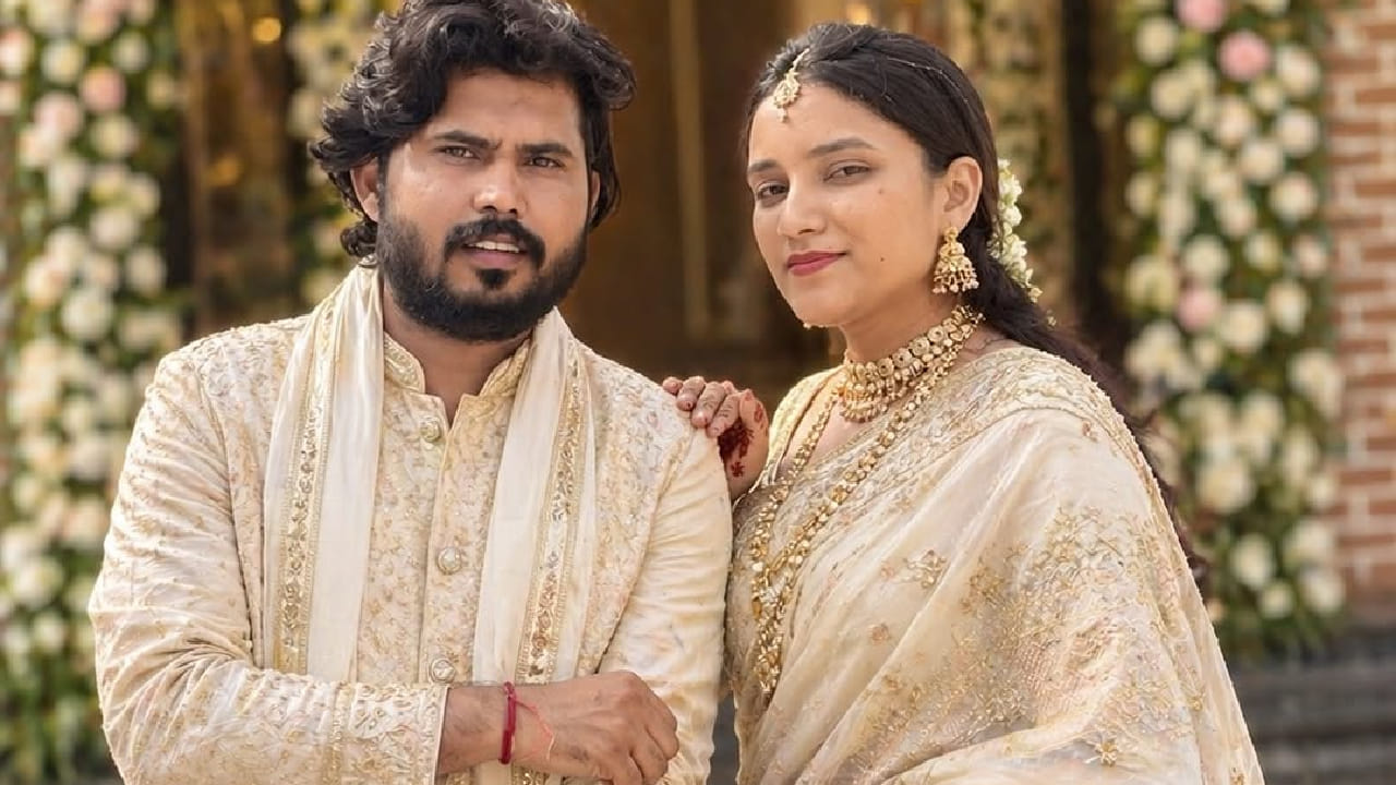 सिमरनने सोनेरी साडी परिधान केली होती तर अरबाजने त्याला साजेशी सोनेरी शेरवानी घातली होती. दोघेही अत्यंत आकर्षक आणि आनंदी दिसत होते. एका फोटोमध्ये सिमरन सेल्फी घेताना दिसते तर अरबाज तिच्यासोबत पोज देताना दिसतो. तिच्या हातातील पुष्पगुच्छही लक्ष वेधून घेतो.