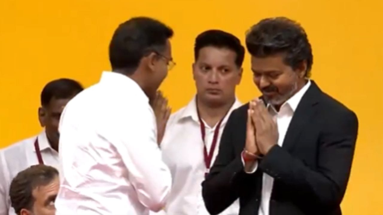 तामिळनाडूमध्ये विजय पर्व, अभिनेता विजय थलापती यांनी घेतली मुख्यमंत्रिपदाची शपथ, थेट हात जोडत..