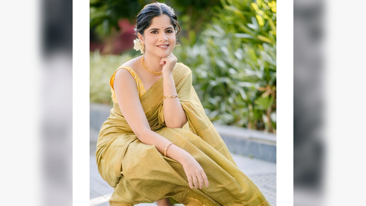 आता पुन्हा एकदा तिच्या नव्या फोटोशूटने चाहत्यांचे लक्ष वेधून घेतले आहे. नुकतेच तिने सोशल मीडियावर काही खास फोटो शेअर केले आहेत. या फोटोंमध्ये ती ऑलिव्ह ग्रीन रंगाच्या आकर्षक साडीत दिसत आहे. 