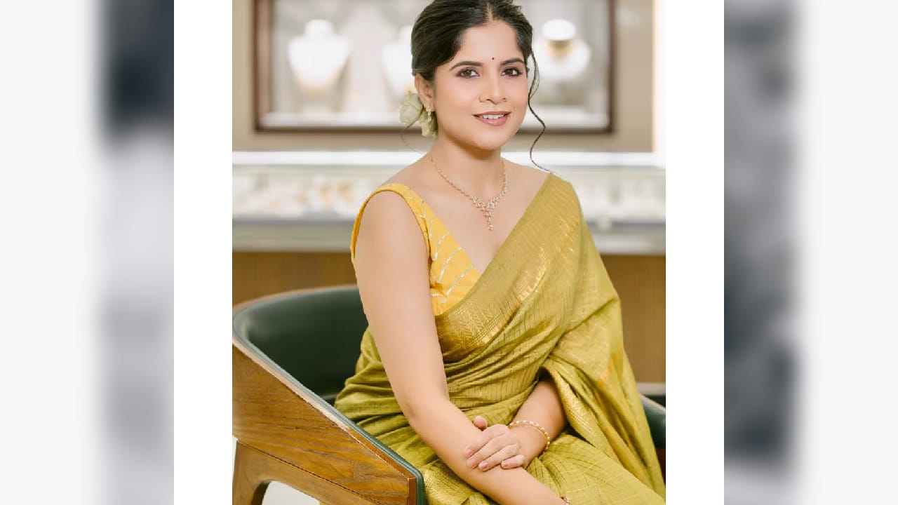 या साडीवर अमृताने स्लिव्हलेस ब्लाऊज परिधान केला असून त्यावर सिल्व्हर रंगाचे नाजूक नक्षीकाम करण्यात आले आहे. त्यामुळे तिचा संपूर्ण लूक अधिक उठून दिसत आहे.