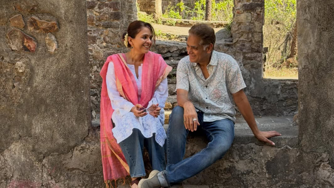साधेपणा, सोज्वळता आणि एकमेकांमधील नैसर्गिक केमिस्ट्रीमुळे हे फोटो मोठ्या प्रमाणात सोशल मीडियावर व्हायरल होत आहेत. या फोटोशूटमध्ये ऐश्वर्या नारकर यांनी पांढऱ्या रंगाचा आकर्षक चिकनकारी कुर्ता आणि त्यावर पिंक रंगाची ओढणी परिधान केली आहे.