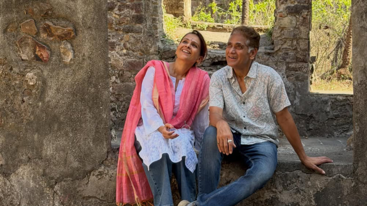 हलका मेकअप, नाजूक ज्वेलरी आणि केसांतील गजरा यामुळे त्यांच्या सौंदर्यात अधिकच भर पडली आहे. पांढऱ्या आणि गुलाबी रंगाच्या सुंदर संगमामुळे त्यांचा लूक अतिशय एलिगंट आणि आकर्षक दिसत आहे.