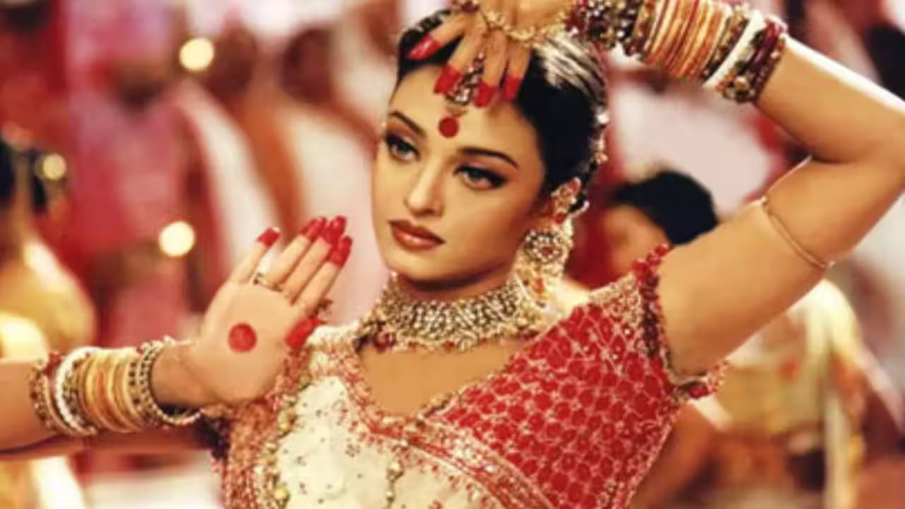चित्रपटातील पारंपरिक लूकसाठी ऐश्वर्या रायने अतिशय जड दागिने आणि मोठे झुमके परिधान केले होते. सलग अनेक तास शूटिंग सुरू असल्याने त्या झुमक्यांचा कानांवर मोठा ताण पडला. परिणामी तिच्या कानाला जखम झाली आणि रक्तस्राव सुरू झाला. विशेष म्हणजे, एवढ्या वेदना होत असूनही तिने शूटिंग थांबवले नाही.