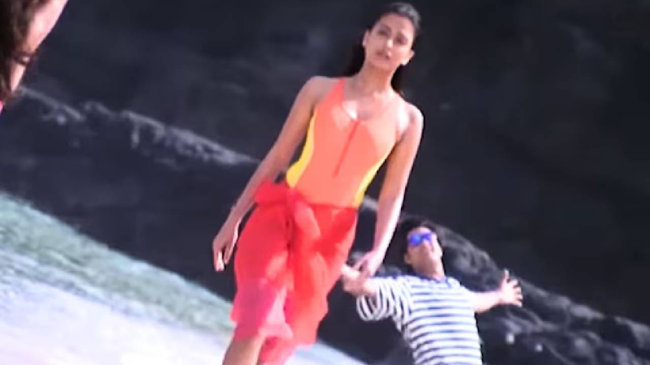 आम्ही आज ज्या गाण्याबद्दल बोलत आहोत, त्या सुंदर रोमँटिक गाण्याला सुप्रसिद्ध गायक अभिजित भट्टाचार्य यांनी आपला आवाज दिला आहे. तर, याचे संगीत अनु मलिक यांनी कंपोज केले असून मनाला भिडणारे शब्द समीर यांनी लिहिले आहेत. या गाण्याची धून आणि त्याचे शब्द इतके गोड होते की, रिलीज होताच ते लोकांची पहिली पसंती बनले. त्या काळात हे गाणे रेडिओ, टीव्ही आणि म्युझिक चॅनेल्सवर खूप ऐकायला मिळायचे आणि लोकांनी या गाण्यावर भरभरून प्रेम केले. या गाण्याचे बोल आहेत— ‘मेरे ख्यालों की मलिका, चारों तरफ तेरी छैया रे’, जे सन २००० मध्ये रिलीज झालेल्या ‘जोश’ चित्रपटातील आहे.