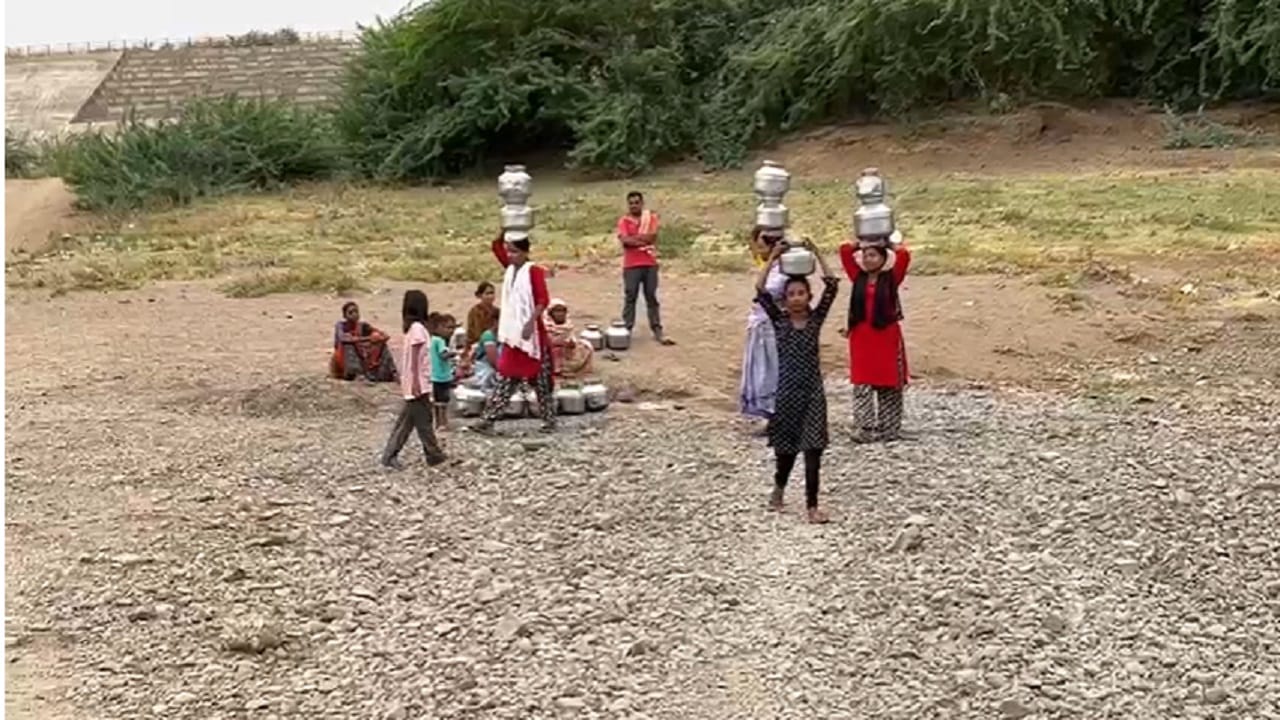 विशेष म्हणजे कवठा येथे विदर्भ पाटबंधारे विभागाच्या माध्यमातून बॅरेजचं काम 2015 पासून सुरू करण्यात आलं होतं... 2017 मध्ये केंद्रीय मंत्री नितीन गडकरी आणि तत्कालीन मुख्यमंत्री देवेंद्र फडणवीस यांच्या हस्ते या प्रकल्पाचं उद्घाटनही करण्यात आलं... 