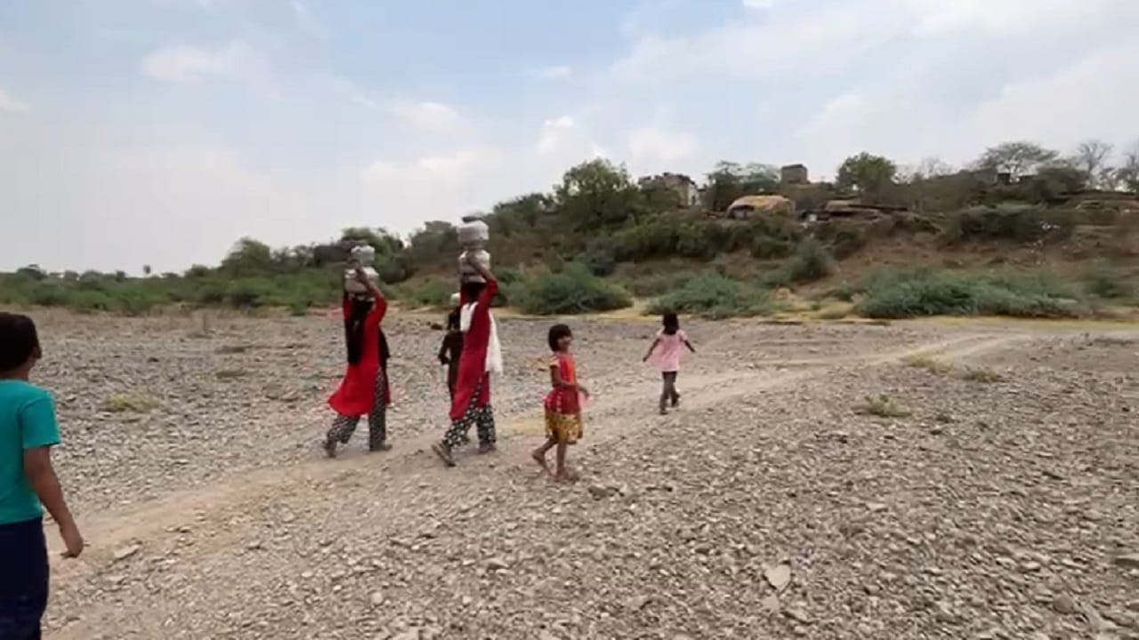 तिथं वाळूत खड्डे खोदून झिरपणारं पाणी जमा केलं जातं आणि त्याच पाण्यावर गावकऱ्यांची तहान भागते... मात्र हे पाणी दूषित असल्याने आरोग्याचा गंभीर प्रश्न निर्माण झाला असून यामुळे येथील गावात मुली देत नसल्याने या गावातील मुलांचे लग्न होत नाही....