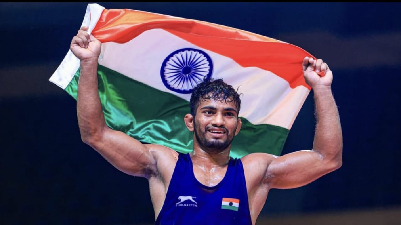 दरम्यान, अक्षयची भारतीय सैन्य दलात निवड झाली असून सध्या तो पुणे येथे सराव करत आहे. राज्य आणि राष्ट्रीय स्तरावरील स्पर्धांमध्ये उल्लेखनीय यश मिळवल्यानंतर आता त्याने आंतरराष्ट्रीय स्पर्धेत सुवर्णपदक जिंकत कोल्हापूर जिल्ह्याच्या कुस्ती परंपरेत मानाचा तुरा रोवला आहे.