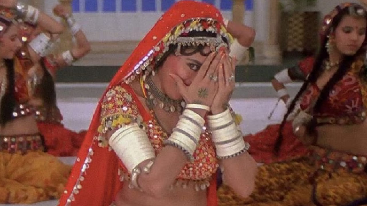  विशेष म्हणजे, सुपरस्टार संजय दत्तने घाघरा घालून केलेला डान्स त्या काळात खूपच वेगळा आणि चर्चेचा विषय ठरला. माधुरी दीक्षितने या गाण्यात आपल्या नृत्यकौशल्याने अक्षरशः धुमाकूळ घातला होता. तिच्या एक्सप्रेशन्स आणि डान्स मूव्ह्जने प्रेक्षकांना वेड लावलं. 