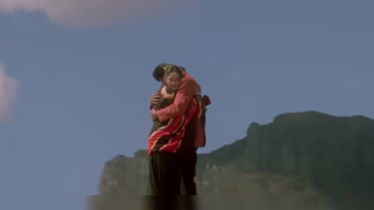 त्या काळात रेडिओ, ऑडिओ कॅसेट आणि दूरदर्शनच्या माध्यमातून ही गाणी प्रत्येक घरापर्यंत पोहोचली होती. आजही लाखो लोक 90 च्या दशकातील रोमँटिक गाणी ऐकून जुन्या आठवणींमध्ये रमून जातात. त्या काळातील गाण्यांमध्ये प्रेम, विरह आणि भावना अतिशय सुंदर पद्धतीने मांडल्या जात होत्या. 