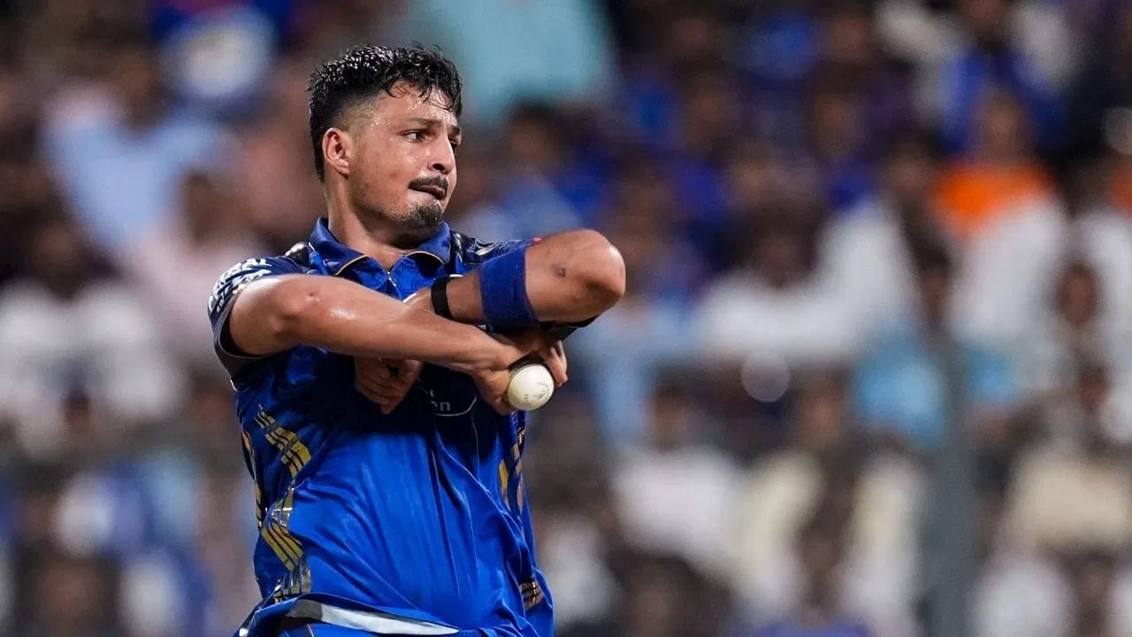 अल्लाह गजनफर या 20 वर्षीय गोलंदाजाने 19 व्या मोसमातून आयपीएल पदार्पण केलं. अल्लाह या हंगामाच्या सुरुवातीला प्रभावी ठरला नाही. मात्र त्यानंतर अल्लाहने आपली कमाल दाखवली आणि सातत्याने विकेट्स मिळवल्या. (Photo Credit: PTI)